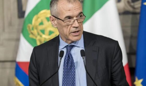 Carlo Cottarelli durante un'intervista