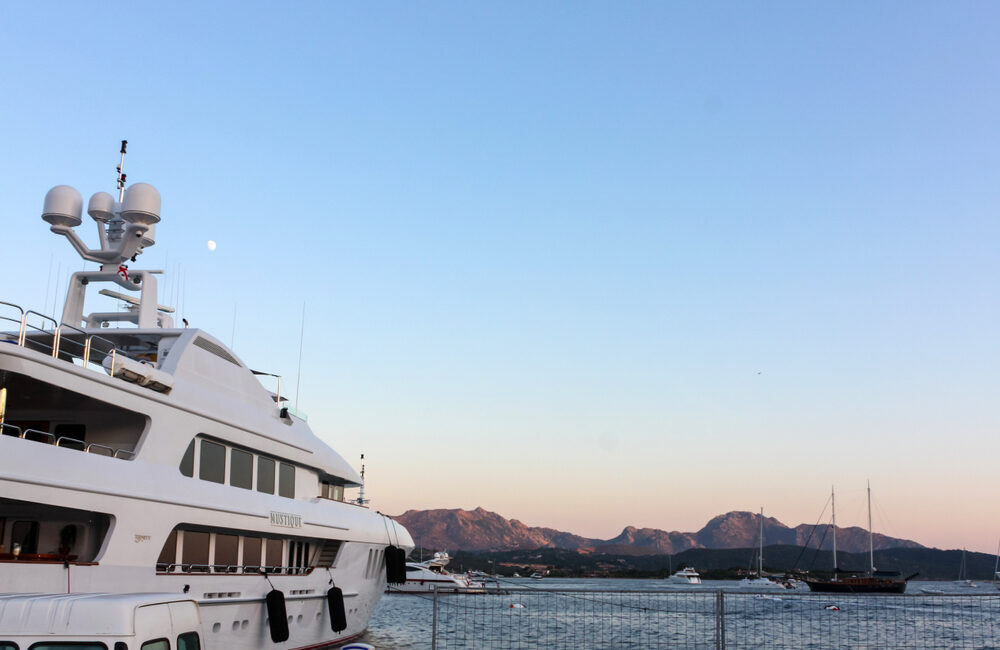 Immagine di superyacht in metallo