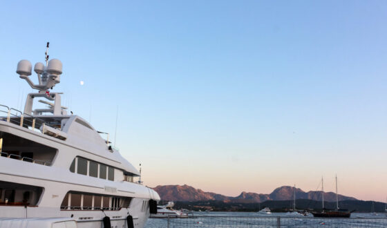 Immagine di superyacht in metallo