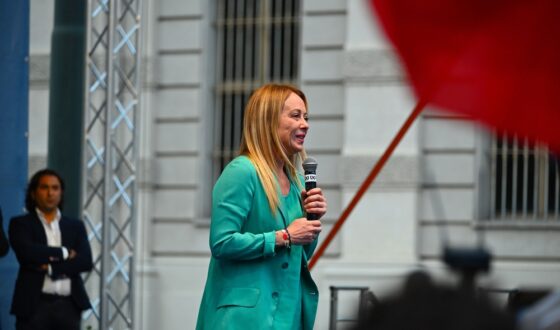 Giorgia Meloni durante un intervento