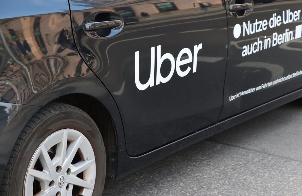 Dibattito sui robotaxi tra Uber e Waymo