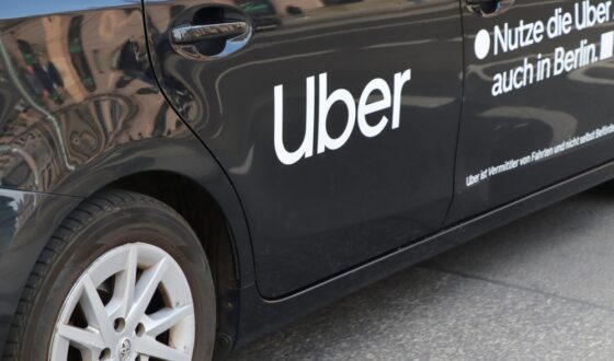 Dibattito sui robotaxi tra Uber e Waymo