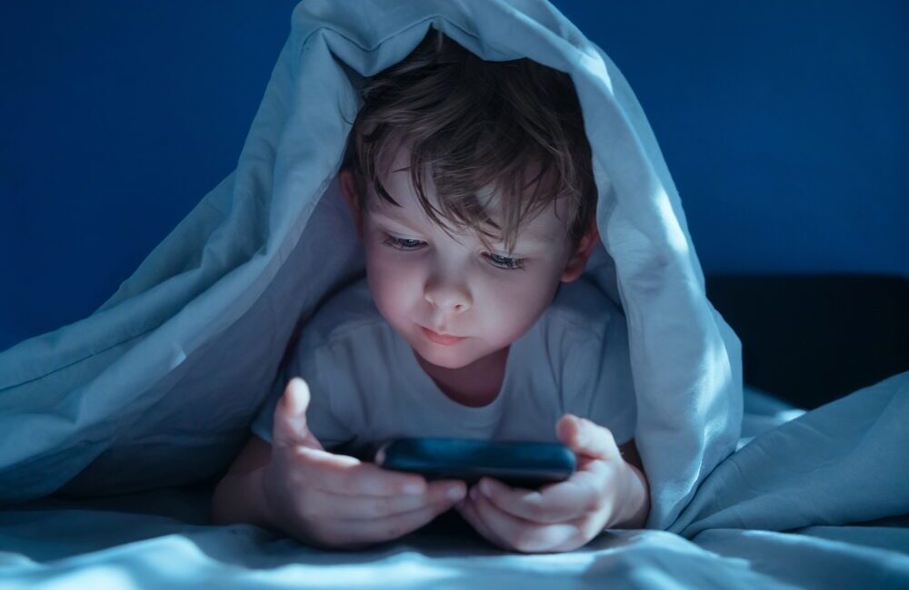 Rischi dell'esposizione agli schermi per bambini