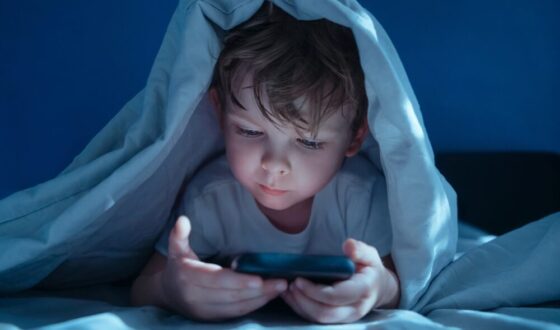 Rischi dell'esposizione agli schermi per bambini