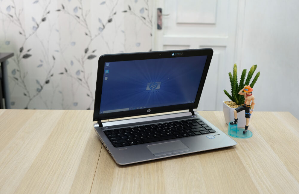HP OmniDesk con finitura in legno scuro