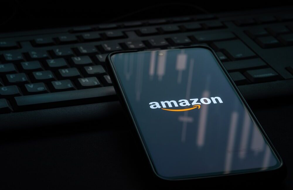 Logo Amazon con elementi di sostenibilità
