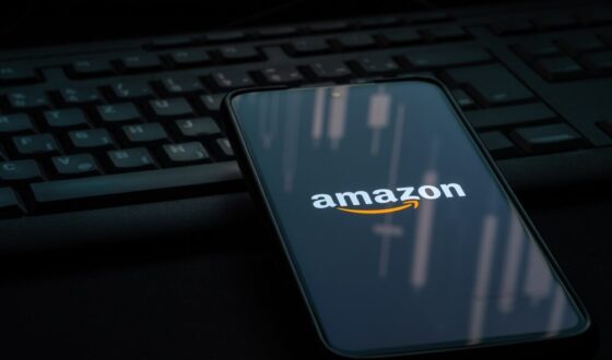 Logo Amazon con elementi di sostenibilità