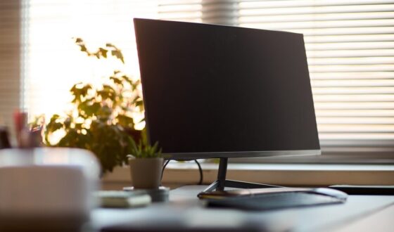 Dock USB-C Wavlink con tre monitor collegati